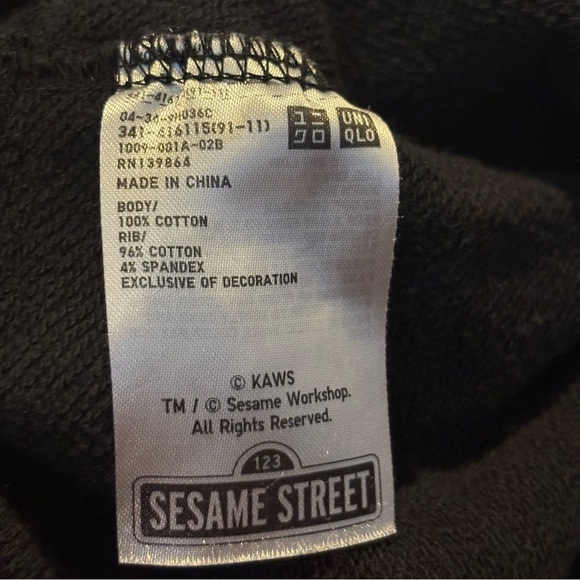 UNIQLO x KAWS Sesame Street Black Graphic Crewneck Sweater Size XL - Picture 6 of 7